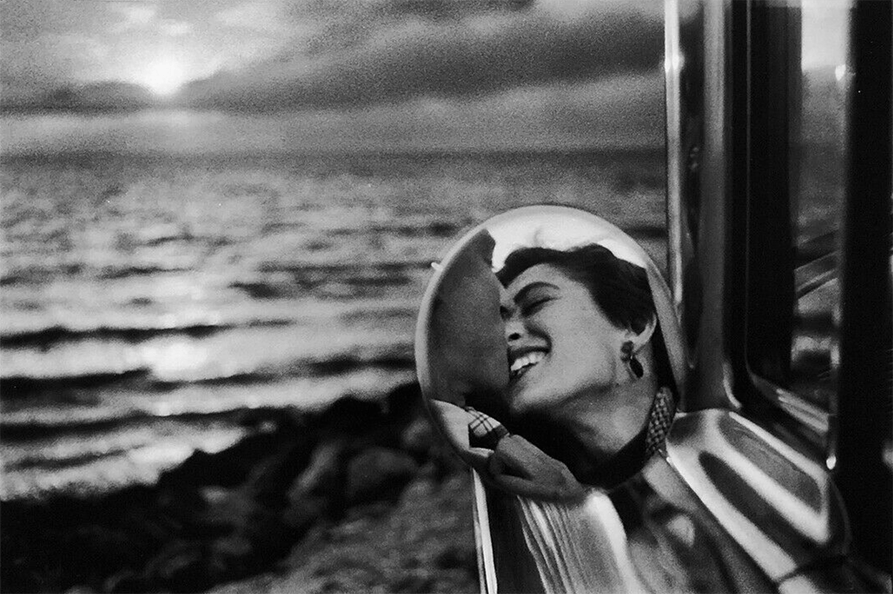 Elliott Erwitt - Kiss, California, 1956, printed c. 2000
Signed, titled and dated in pencil on verso
Gelatin silver print
16 x 20
