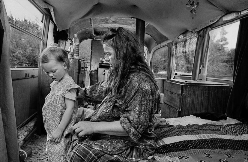 Sally and Lolly, New Age Travellers Crowbouroug, UK 1995 © Vanessa Winship (@ Gaspé) – Courtesy Rencontres de la photographie en Gaspésie