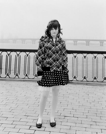 Wedding Guest, Peace Bridge, Kiev, Ukraine September 2009 © Vanessa Winship (@ Gaspé) – Courtesy Rencontres de la photographie en Gaspésie