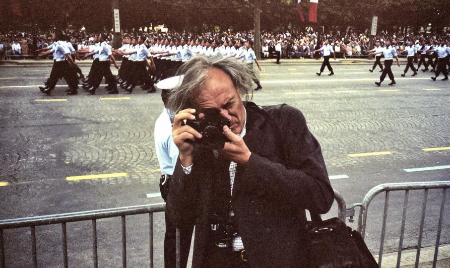 William Klein sur les Champs Élysées, Paris 14 juillet 1989 © Jacques Revon