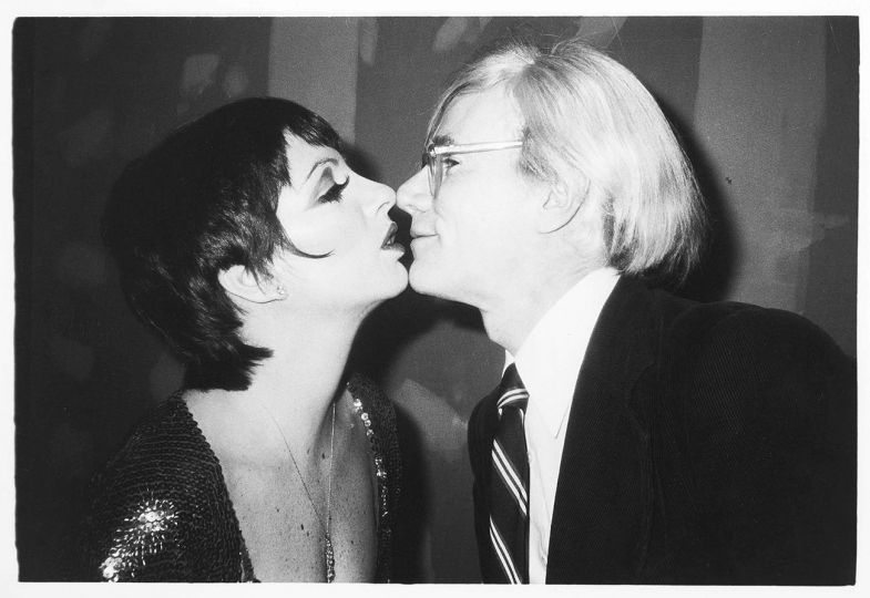 Andy Kissing Liza, 1978 © Christopher Makos, courtesy of Fahey/Klein Gallery, Los Angeles