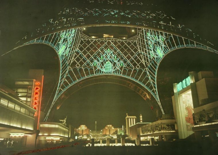 Paris, les illuminations de l’Exposition, en direction du Trocadéro, 21 octobre 1937. © Léon Gimpel