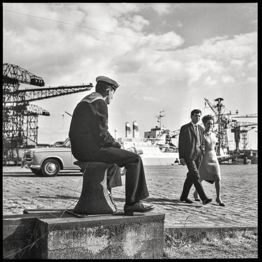 La découverte, ou la redécouverte, du travail de Jacky Péault est une des belles surprises du projet La rue de la grue noire. Ici une vue du port de Nantes, depuis le quai de la Fosse, avec à l’arrière-plan les chantiers de la Prairie-au-Duc et l’un des chalutiers industriels construits pour l’Union soviétique, ce qui permet d’évaluer la date de cette photographie vers 1965.
            © Photo Jacky Péault
