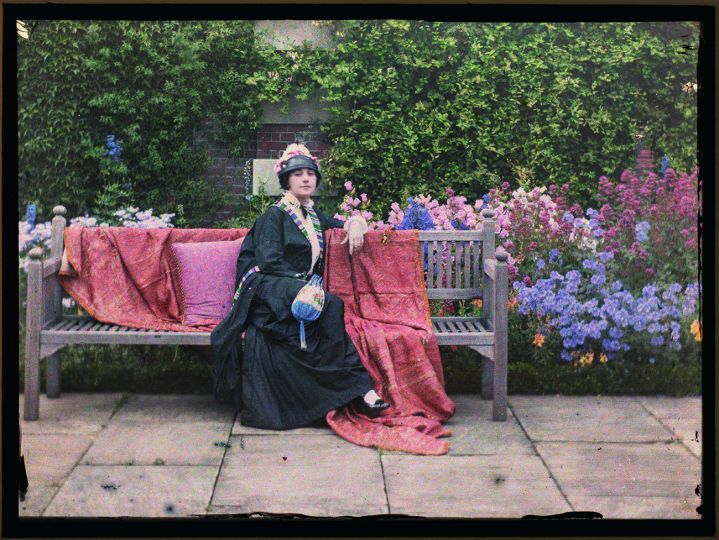 From Colour Mania : Photographing the World in Autochrome by Catlin Langford  - Courtesy Thames & Hudson/V&A 