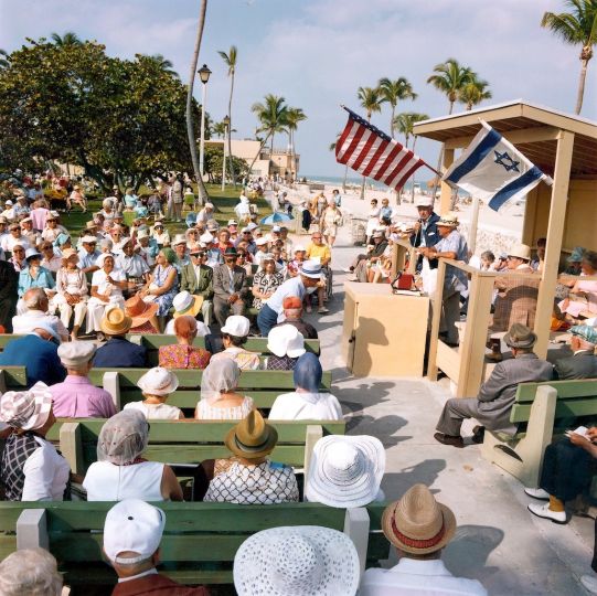 Miami Beach 70's (1978) © Andy Sweet Photo Legacy - Courtesy Atelier:Galerie Taylor, Paris