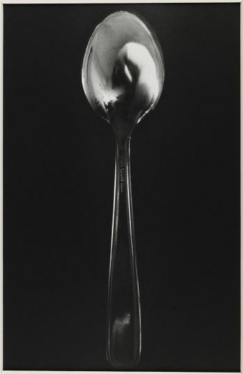 Alain Fleischer, Le Dos de la cuillère, 1984, Tirage argentique noir et blanc, 55,3 × 38,6 cm. Paris, musée d’Art moderne de la Ville de Paris, © Alain Fleischer, Adagp, Paris, 2022 / photo Julien Vidal – Parisienne de photographie