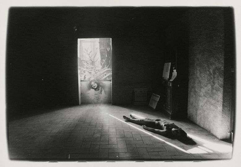 Alix Cléo Roubaud, Sans titre, de la série Si quelque chose noir, 1980-1982, Épreuve gélatino-argentique, 23,8 x 30,2 cm, Paris, Centre Pompidou – Musée national d’art moderne – Centre de création industrielle © Jacques Roubaud / Hélène Giannecchini / Fonds Alix Cléo Roubaud/ photo Centre Pompidou, MNAM-CCI, Dist. RMN-Grand Palais / Guy Carrard