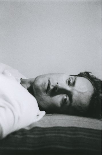 Hervé Guibert, Autoportrait, 1989, Tirage argentique noir et blanc, 22,7 × 15 cm. Paris, Maison Européenne de la Photographie, don de Christine Guibert, © Christine Guibert, courtesy Les Douches la galerie