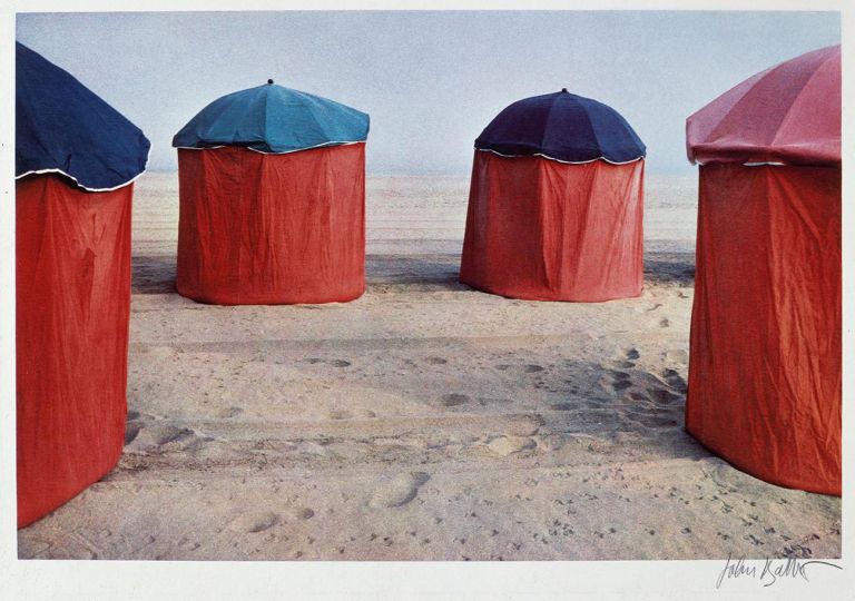 John Batho, Quatre parasols rouges et la plage, Parasols Deauville III (Porfolio de 10 photographies couleur indissociables), 1981-1982, Photographie couleur, procédé Fresson, 24 x 36 cm / 20 x 30 cm, Collection Frac-Artothèque Nouvelle-Aquitaine, Limoges, © John Batho, SAIF, Crédit photographique : Guy Gendraud