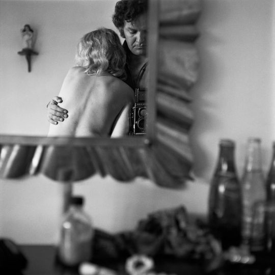 DENIS ROCHE, 19 juillet 1978, Taxco, Mexique, hôtel Victoria, chambre 80, 1978, Tirage argentique noir et blanc, 25,8 × 26,3 cm. Paris, collection de la Maison européenne de la photographie, © Denis Roche, courtesy Galerie le Reverbère / photo Guillaume Geneste