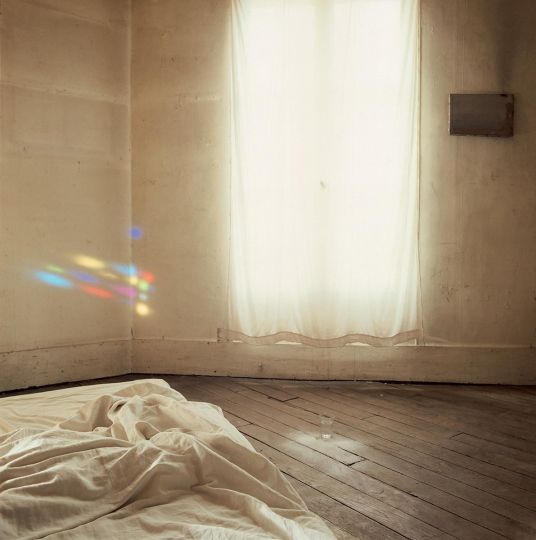 Bernard Faucon, La 13ème chambre d’amour : le vitrail, 1985, Tirage au charbon en quadrichromie (procédé Fresson), 60,2 x 60 cm / 70,2 x 65,2 cm, Paris, Collection Maison Européenne de la Photographie, © Bernard Faucon / Agence Vu’