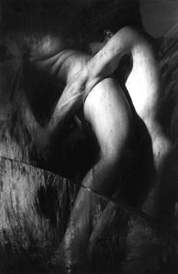 Florence Chevallier, in Noir Limite, série Corps à Corps ,1987, Tirages barytés noir et blanc au gélatino-bromure, tirage de Florence Chevallier, 35 x 53 cm, Collection de l’artiste, © Florence Chevallier/ Adagp, Paris, 2022