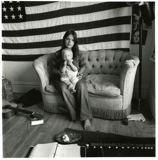 Kathleen & Max Damian, 22 & 1 year, San Francisco, 1968 © Elaine Mayes – Courtesy Deborah Bell Photographs