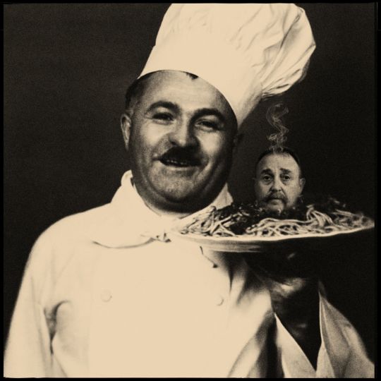 Self portrait as Chef Boyardee’s famous dish de resistance. Autoportrait comme le fameux plat de résistance du Chef Boyardee. © Dan Hayon