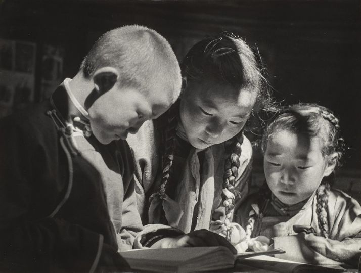 Enfants faisant leurs devoirs, Mongolie, 1954
Tirage gélatino-argentique d’époque. ©Ergy Landau / ARJL