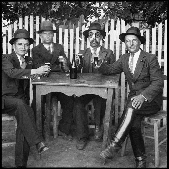 Self portrait as a wounded man drinking with friends for his quick recovery. Autoportrait en homme blessé buvant avec des amis pour son rétablissement rapide. © Dan Hayon