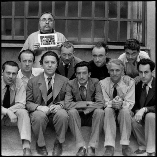 Self portrait as a Surrealists' groupie. Autoportrait en tant que groupie des surréalistes. © Dan Hayon