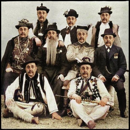 Self portrait as a representative of all the minorities of the Austro- Hungarian empire. Autoportrait en tant que représentant de toutes les minorités de l'empire austro-hongrois. © Dan Hayon