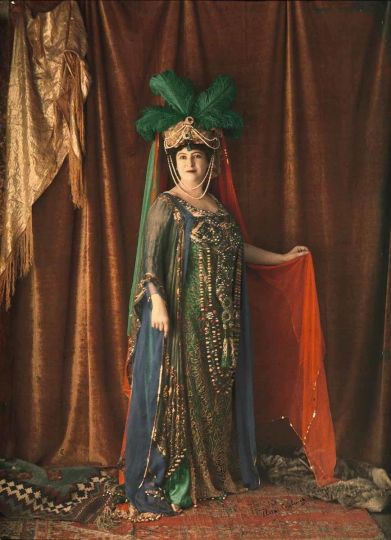 ANONYME Avant le bal, vers 1910 © Collection AN