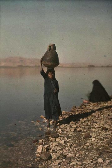 Marjory HARDCASTLE - Le petit porteur d’eau au bord du Nil, Égypte, vers 1914 © Collection AN