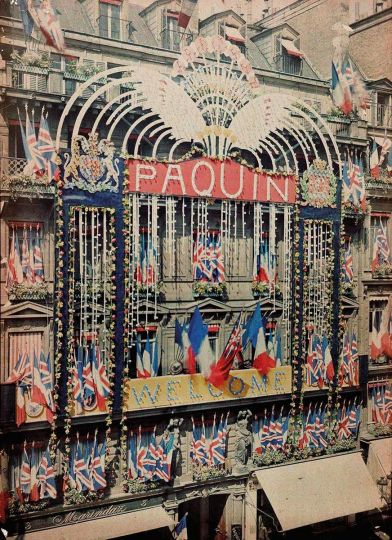 ANONYME - Façade de la maison de couture Paquin rue de la Paix, décorée à l’occasion de la venue du roi George V et de la reine Mary à Paris, 1914 © Collection AN