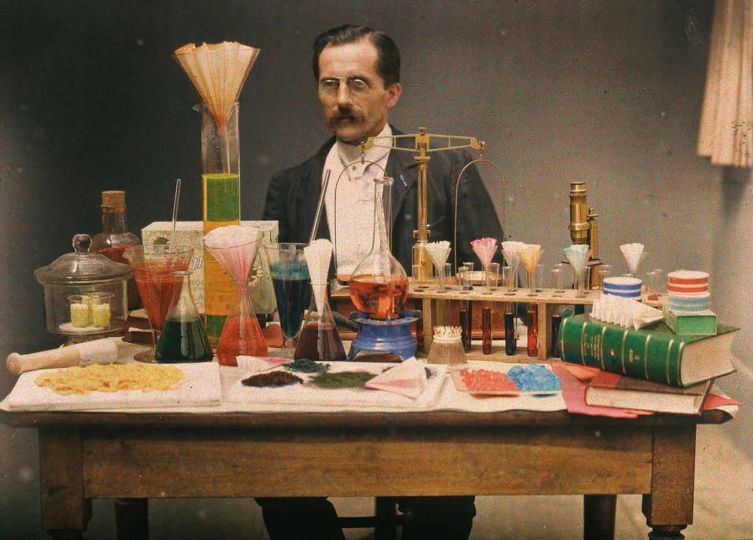 ANONYME - Portrait de Jean Paris, ingénieur chimiste, dans le laboratoire de l’usine Lumière à Monplaisir, vers 1907 © Collection AN