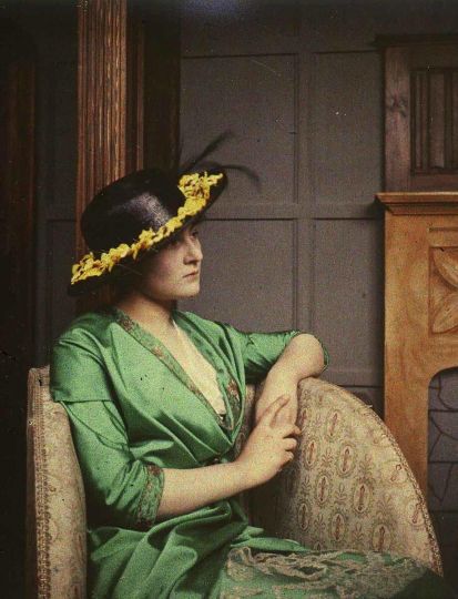 ANONYME - La robe verte, vers 1910 © Collection AN