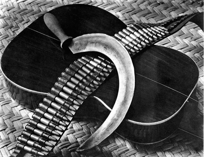 Gitarre, Patronengürtel und Sichel, 1927 ©Tina Modotti - Courtesy f3 – freiraum für fotografie