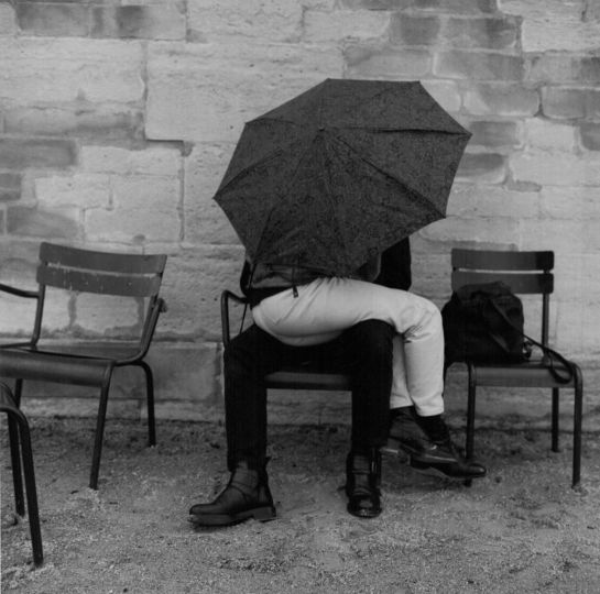 Kiss Under an Umbrella, Jardin des Tuilleries, 1997, printed 2000's © Estate of Louis Stettner / Courtesy of Hulett Collection