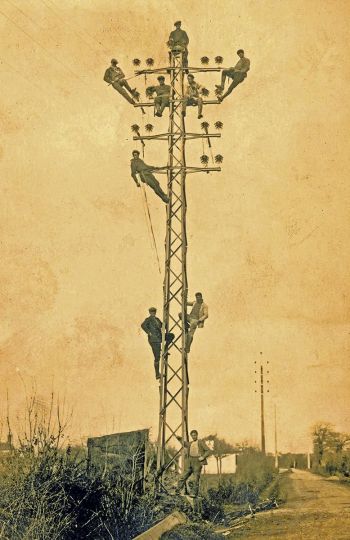 L'installation de l'électricite La Montagne Loire Atlantique @ vers 1930 auteur inconnu collection Jean Claude Potet