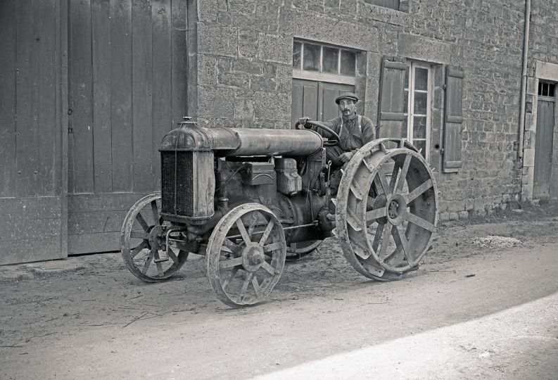 Le Tracteur Tremblay Ille et Vilaine @ 1930 Emile Houdus Musée de Bretagne Rennes