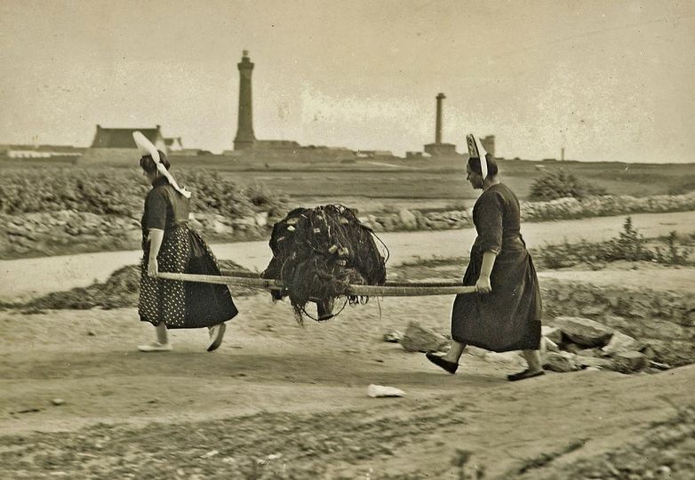 Le transport des filets Pont l'Abbé Finistère @1920 1930 Raphael Binet Musée de Bretagne Rennes