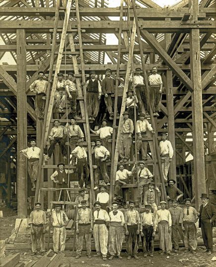 Montage d'une charpente a l'usine Pilon Chantenay les Nantes @ 1905 auteur inconnu collection Jean Claude Potet