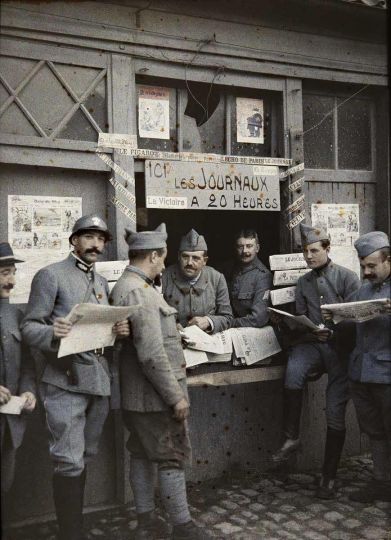 Paul CASTELNAU - Vente des journaux sur un éventaire, 1917 © Ministère de la Culture - Médiathèque du patrimoine et de la photographie, Distr. RMN-Grand Palais