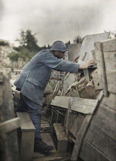 Paul CASTELNAU - Militaire français en observation : un guetteur au poste de l’écluse 26, 1917 © Ministère de la Culture - Médiathèque du patrimoine et de la photographie, Distr. RMN-Grand Palais
