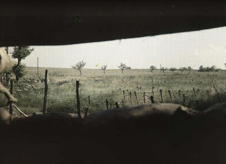 Paul CASTELNAU - Tranchée de première ligne, poste d’observation : vue sur un champ couvert de barbelés ; Au premier plan, sac de sable, 1917 © Ministère de la Culture - Médiathèque du patrimoine et de la photographie, Distr. RMN-Grand Palais