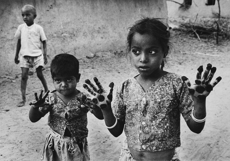 Children with mehndi on their hands (Rajasthan), 1972 © Jyoti Bhatt. Courtesy Museum of Art & Photography (MAP), Bengaluru