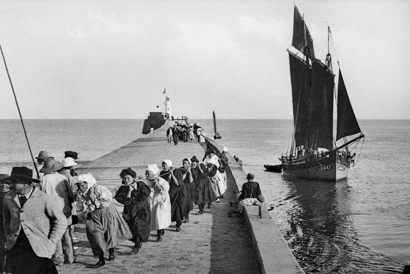 Les Sables-d'Olonne (VendÈe). Halage d'un bateau de pêche, vers 1900-1910. © Neurdein / Roger-Viollet