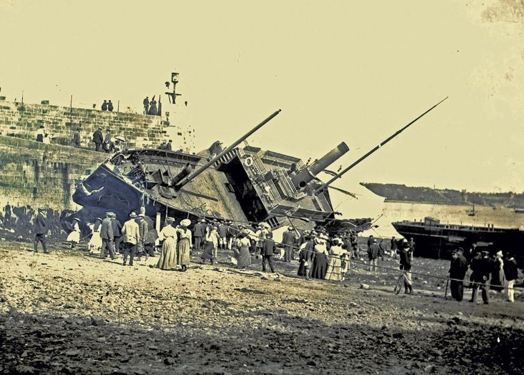 Un navire échoué Saint Malo @ début 20ᵉ siècle auteur inconnu collection Jean Claude Potet