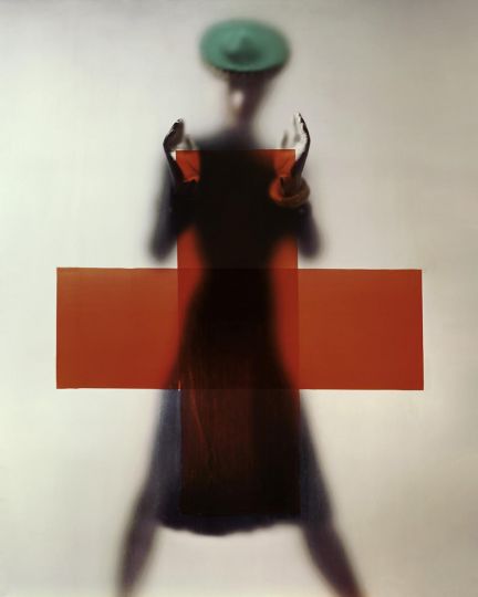 The red cross, pour Vogue US 1945 ©The Estate of Erwin Blumenfeld