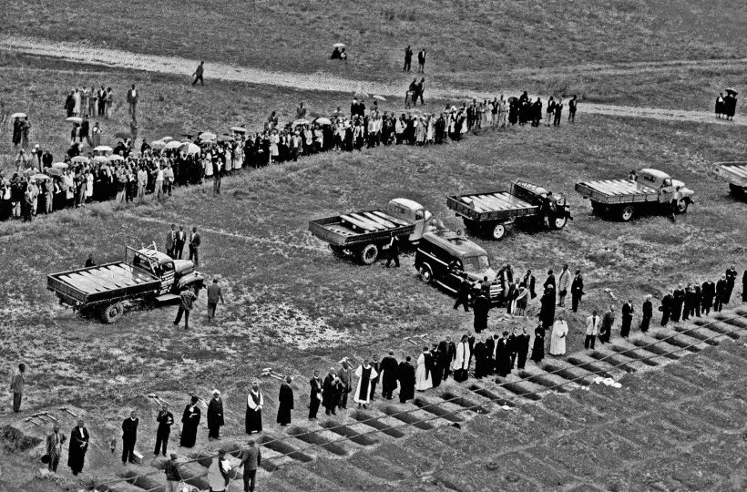 The Sharpeville Funeral
on Monday 21st March 1960 © Jurgen Schadeberg - Courtesy Bonne Esperance Gallery