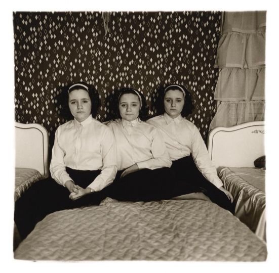 Diane Arbus, Triplets in their bedroom, N.J. 1963
© The Estate of Diane Arbus
