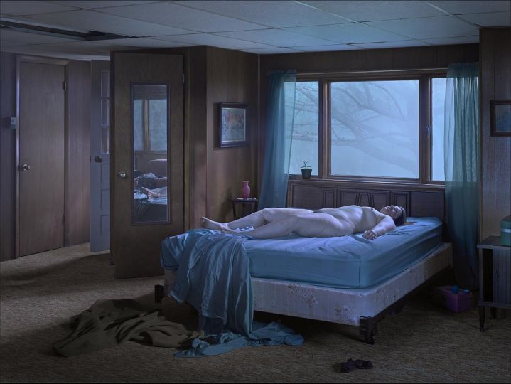 Gregory Crewdson -  Reclining Woman on Bed 2013 Courtesy de l’artiste et de la Galerie Templon