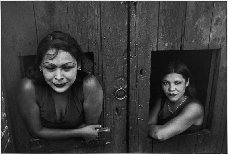 Henri Cartier-Bresson, Mexico City. Prostituées. Calle Cuauhtemoctzin. 1934.
© Fondation Henri Cartier-Bresson / Magnum Photos
