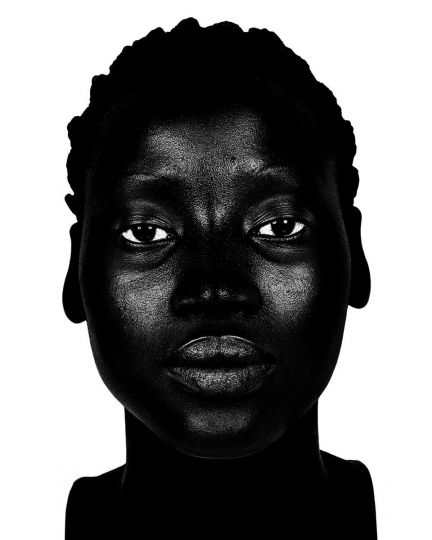 Série « Femmes noires », 2001 Sans titre / « Black Women I » series, 2001 Untitled © Valérie Belin - From Valérie Belin, The Uncertain Beauty of the World (Atelier EXB / MUba, Tourcoing, 2023)