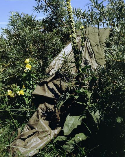 Bruno Serralongue, Vestige (sac de couchage), Calais, juillet 2007, série Calais, 2007, 64 x 51 cm, courtesy de l’artiste et de la galerie Air de Paris, Romainville