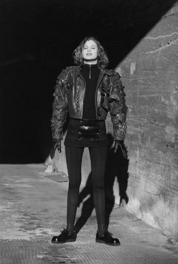 Sibylle Bergemann, Heike, Allerleirauh, Berlin, 1988, Kostüm / costume: Katharina Reinwald; Silbergelatine-Print, Handabzug der Künstlerin / gelatin silver print, hand printed by the artist, 38,3 × 25,7 cm © Estate Sibylle Bergemann / Ostkreuz