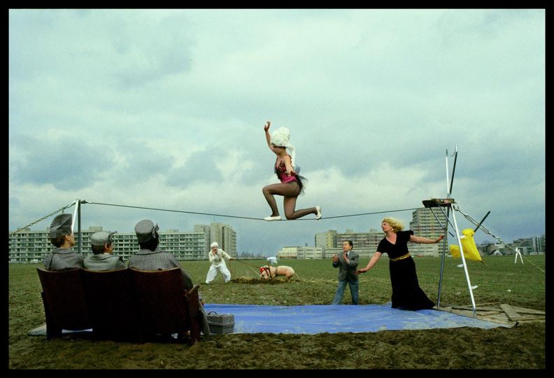Ulrike Ottinger, Zirkus in Gropiusstadt, Kontext / context Bildnis einer Trinkerin, Berlin 1979, Colorprint (Diapositiv) / colorprint (slide), 70 × 100 cm © Ulrike Ottinger