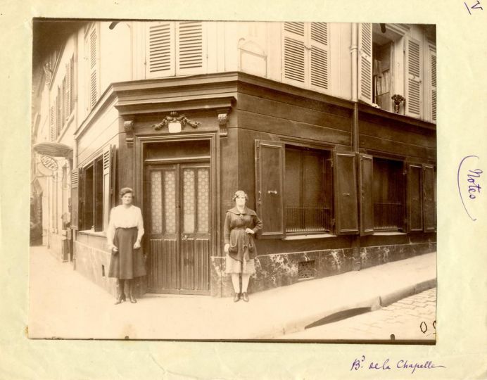 Lot 28 - Eugène ATGET (1857-1927)
Coin, boulevard de la Chapelle et rue Fleury 76, 18e, juin 1921 - Estimation : 3 000/4 000 € Provenance : Fonds Gustave Coquiot - Mauricia de Thiers