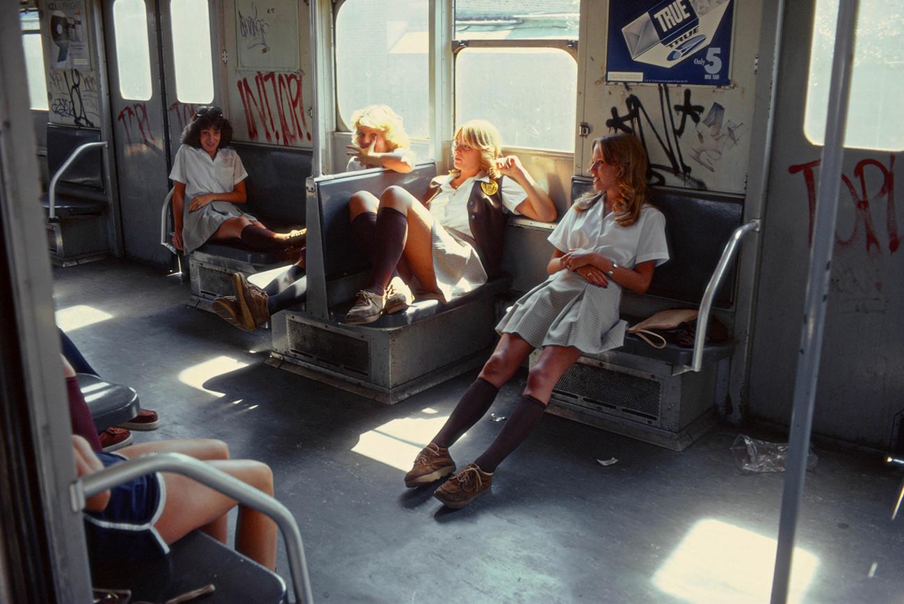 https://loeildelaphotographie.com/wp-content/uploads/2023/03/schoolgirls-on-the-a-train-to-far-rockaway-new-york-1978-willy-spiller-courtesy-of-bildhalle.jpg